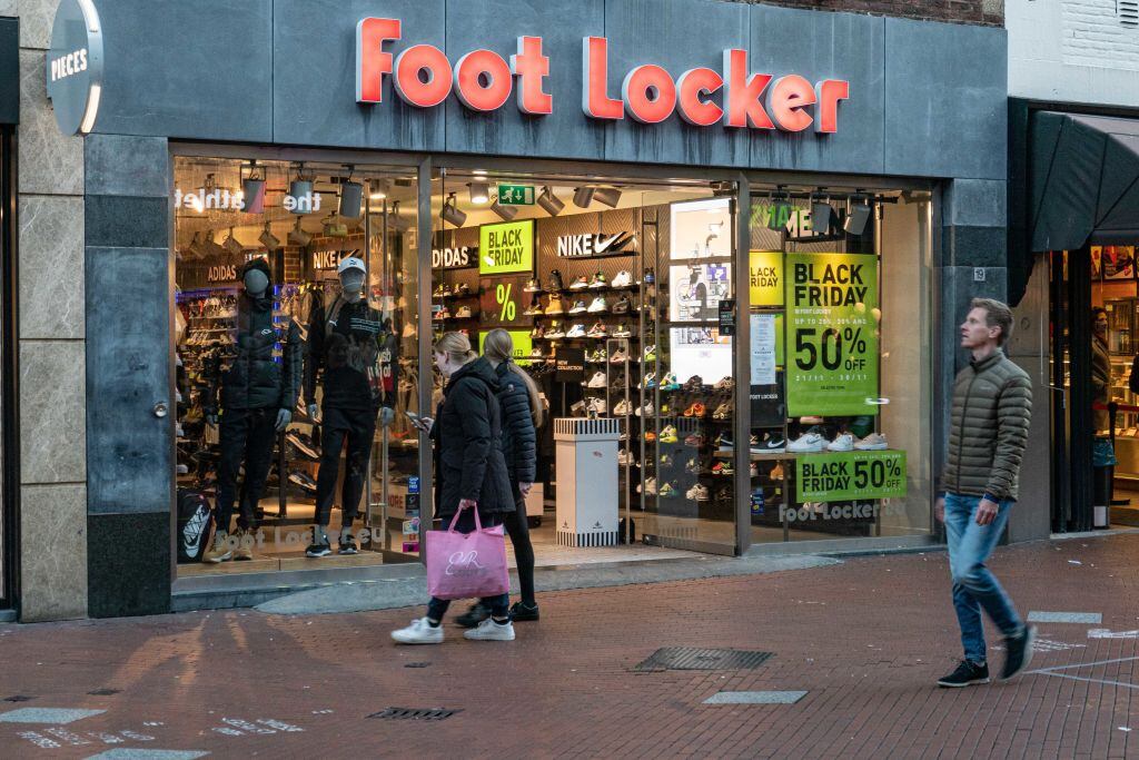 Las personas compran en el comercio en Holanda