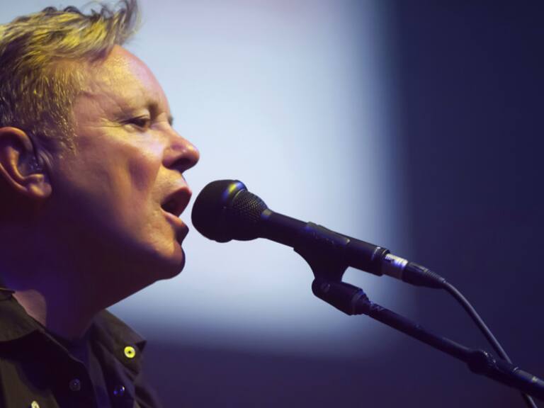Bernard Sumner de New Order comunicó que contrajo Covid-19