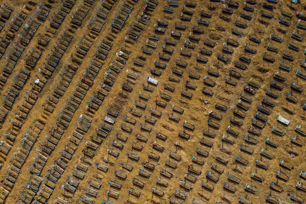 Cementerio de víctimas del Covid-19 en Brasil
