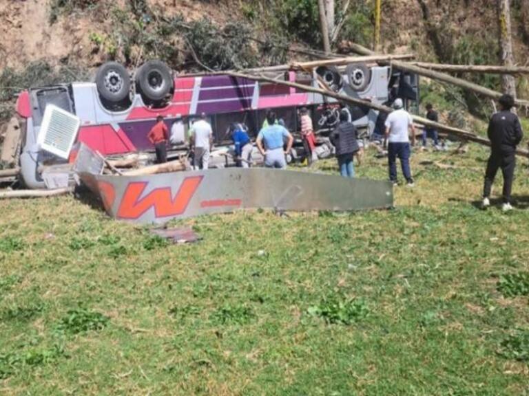 Tragedia en carretera de Perú deja al menos 18 muertos tras caída de bus por barranco