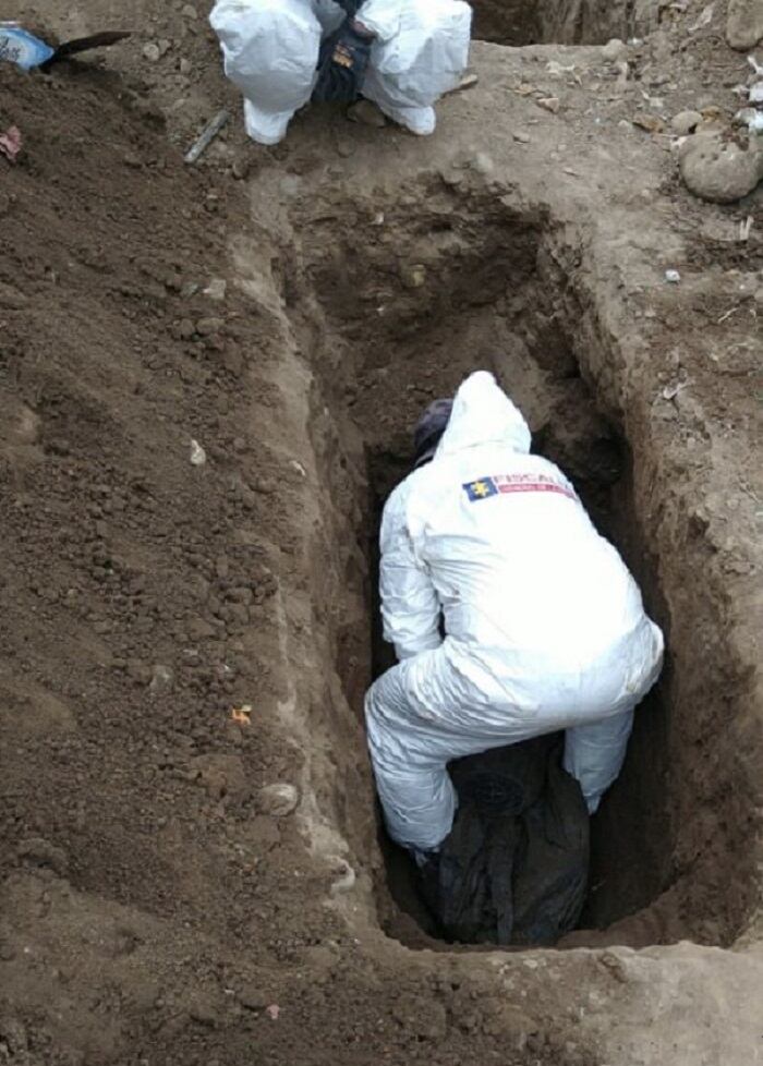 Equipo forense descubre fosas comunes durante exhumación en Bogotá