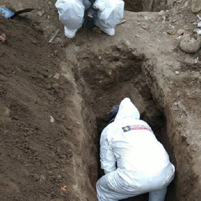 Equipo forense descubre fosas comunes durante exhumación en Bogotá