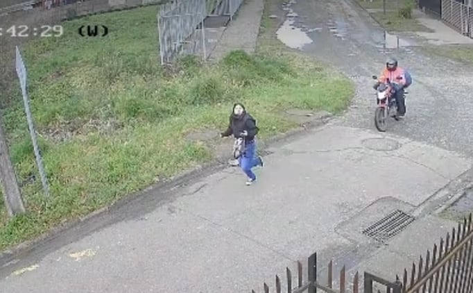 Cámara captó el tenso momento en que una menor huyó de motociclista