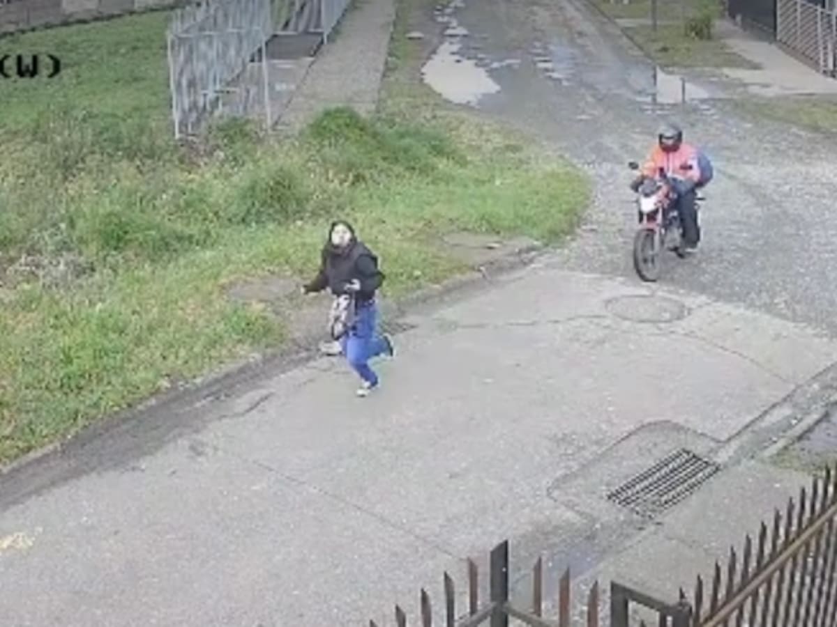 “¡Mamá!”: cámara captó el tenso momento en que una menor huyó de motociclista que la perseguía en Valdivia