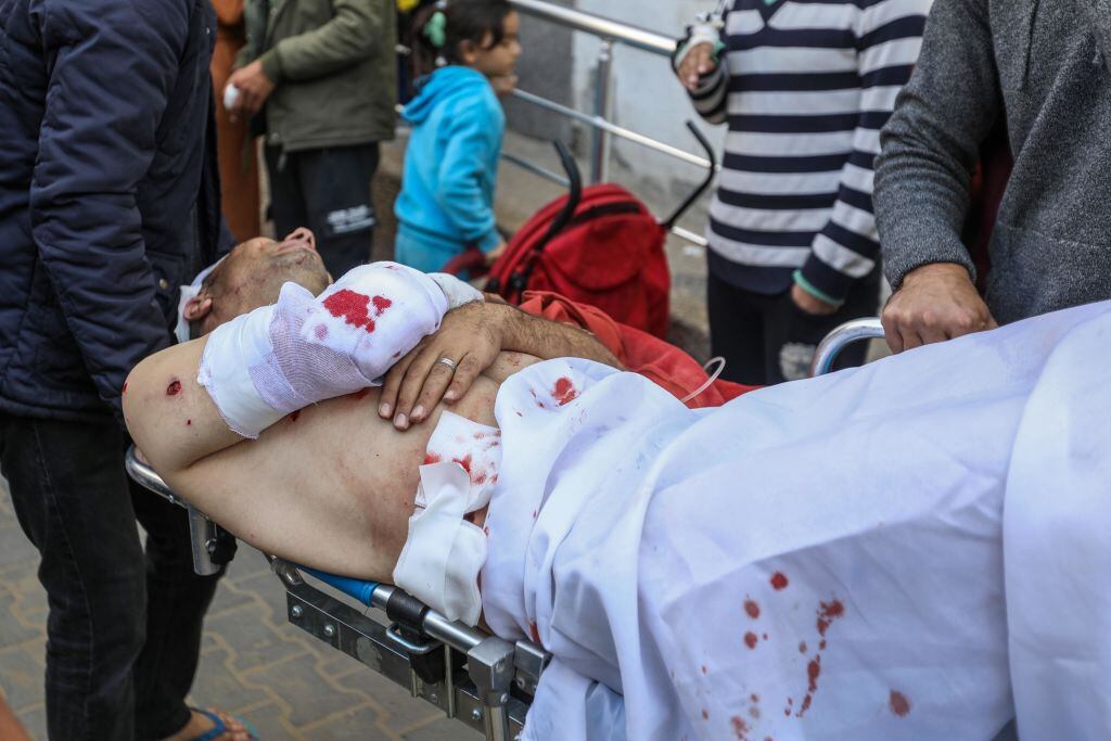 Un hombre herido es llevado a un hospital en la Franja de Gaza, luego de un nuevo ataque militar de Israel en contra del enclave palestino.