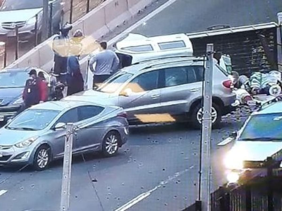 Furgón se volcó en autopista Vespucio Sur, Peñalolén