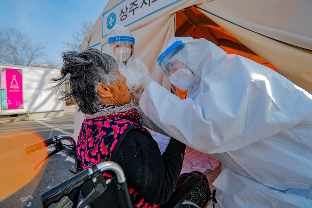 Trabajadoras de la salud realizan test del Covid-19 en Sangju