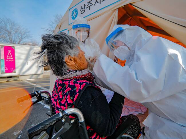 Trabajadoras de la salud realizan test del Covid-19 en Sangju