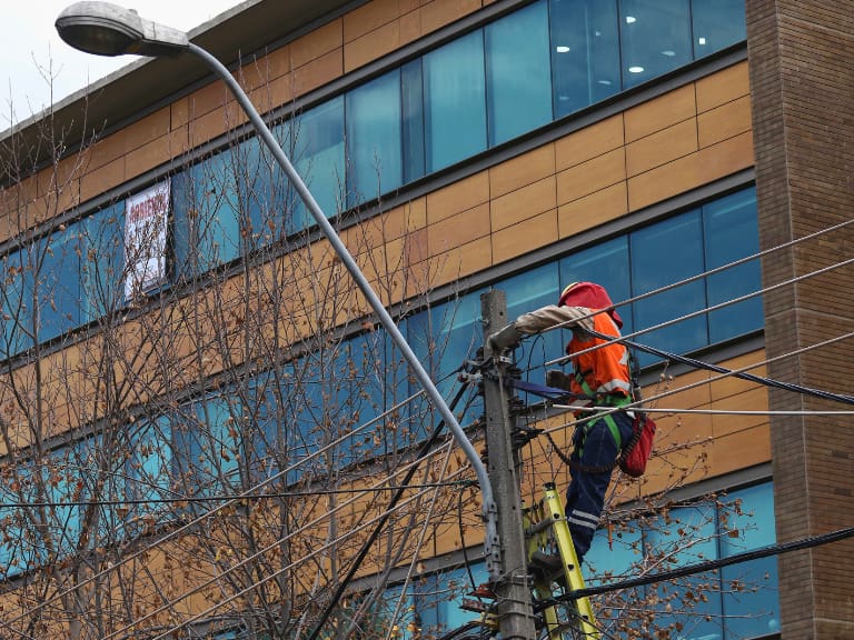 Corte de luz en Santiago este viernes 20 de febrero: Enel confirma interrupciones en 9 comunas