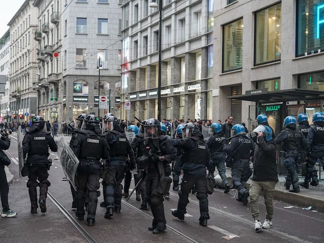 Police and hooded youths clash in the streets of Milan's city center, Italy, on October 18, 2026, following incidents of vandalism and looting. (Photo by Emanuele Roberto De Carli/NurPhoto via Getty Images)