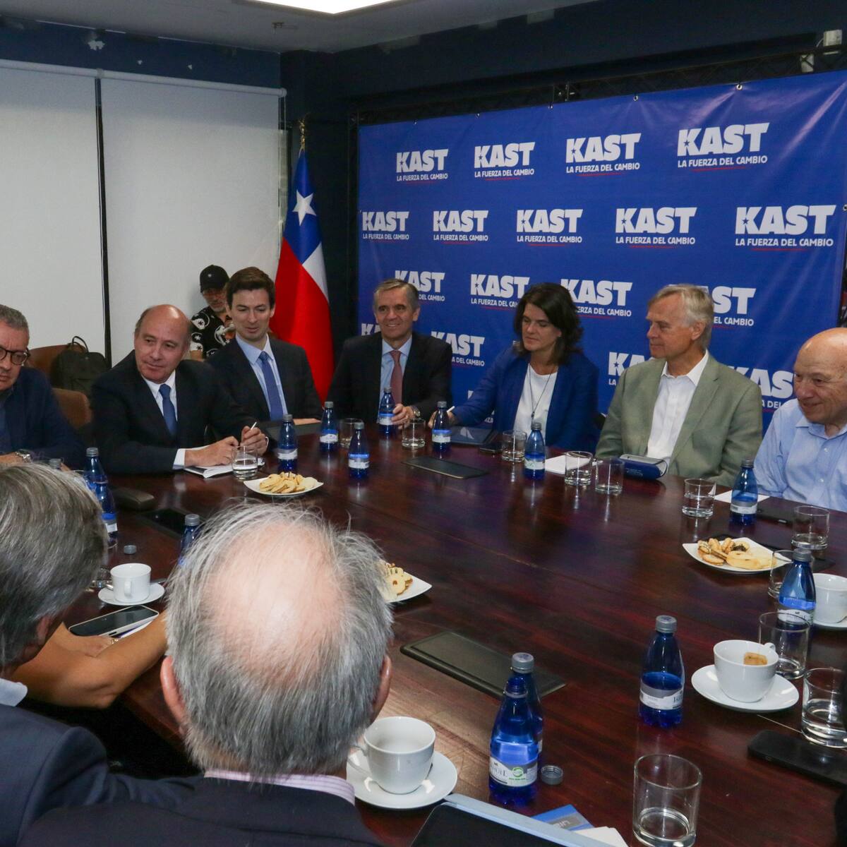 Tras reunión con economistas de Matthei: equipo de Kast se abre a discutir propuesta de recorte fiscal de US$6.000 millones