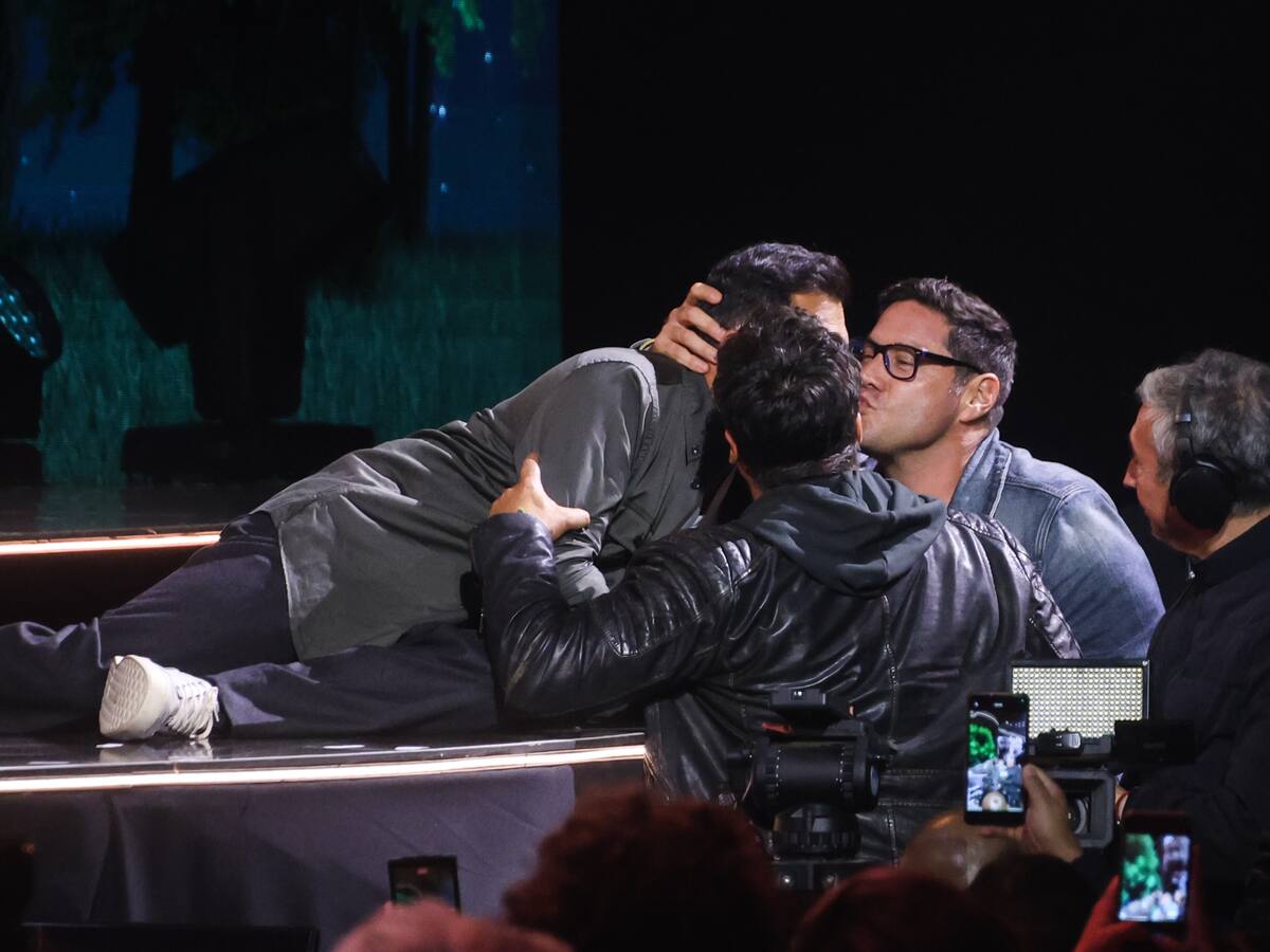 El beso de tres que hizo estallar a la Quinta Vergara: el inesperado momento entre Pedro Ruminot, Pancho Saavedra y Jorge Zabaleta en Viña 2025