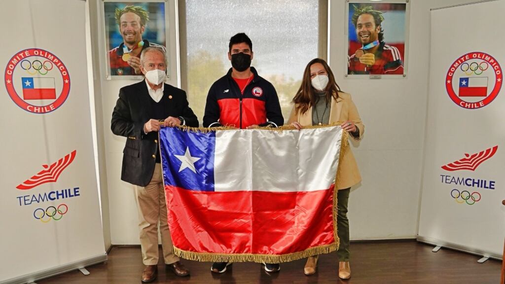 Rodrigo Rojas recibe la bandera con que liderará al Team Chile en los Juegos Bolivarianos 2022