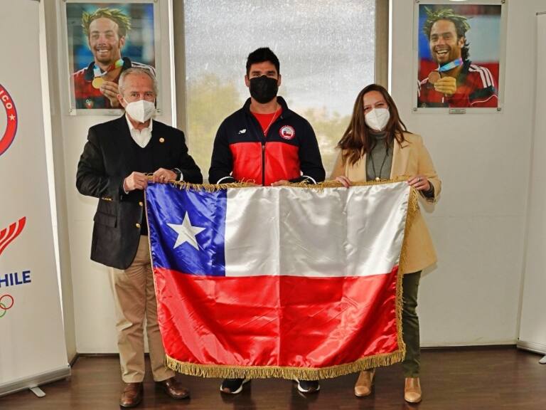 Rodrigo Rojas recibe la bandera con que liderará al Team Chile en los Juegos Bolivarianos 2022