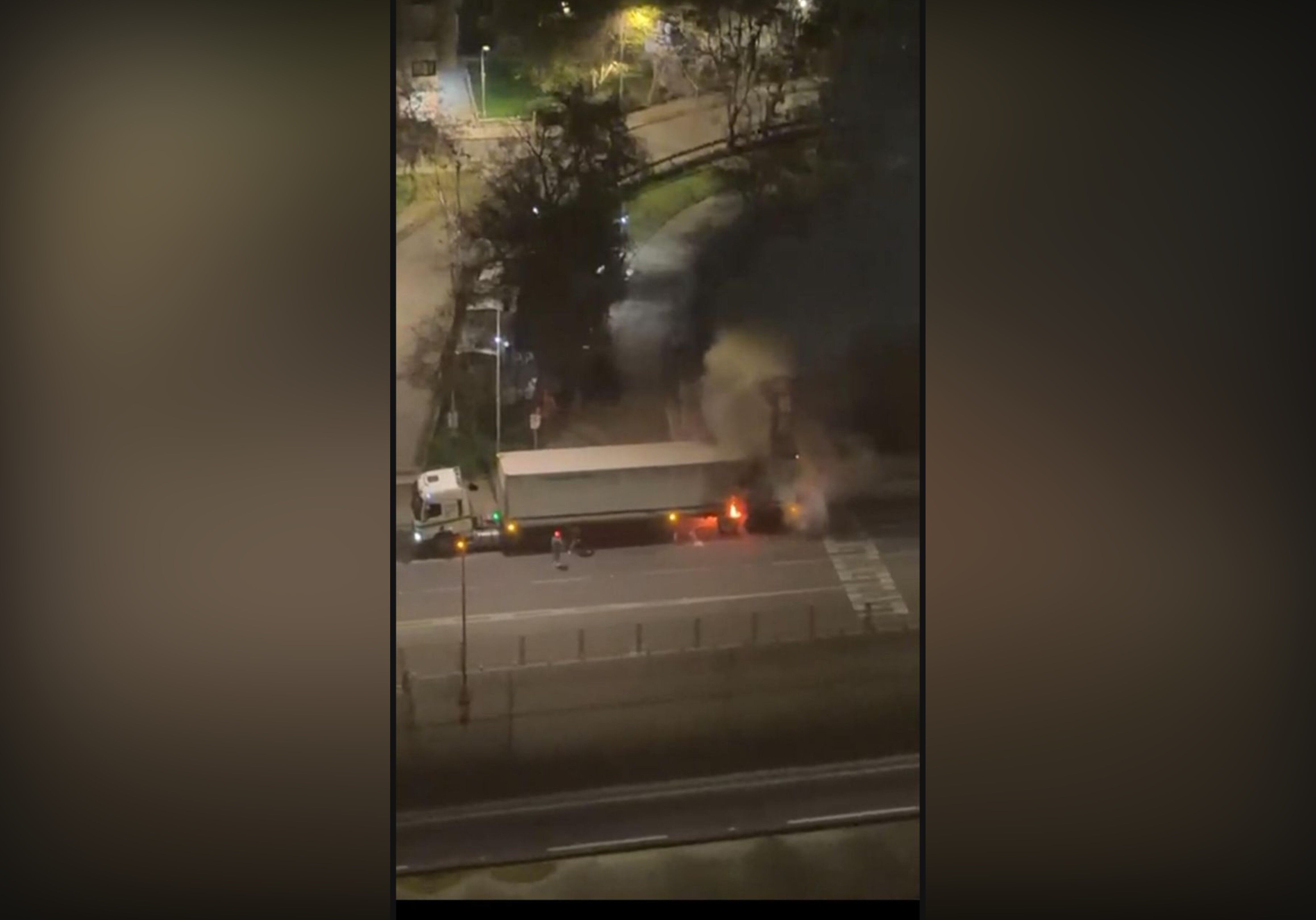 Camión se incendia frente al Metro Toesca