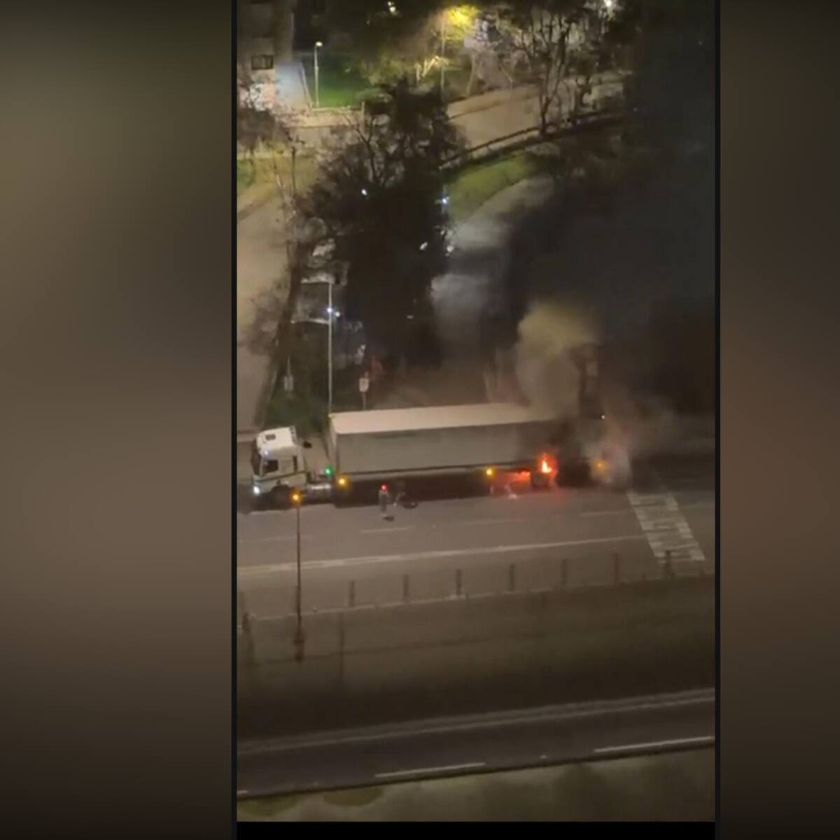 Explotó un neumático: camión se incendia frente al Metro Toesca tras presunto bloqueo de frenos