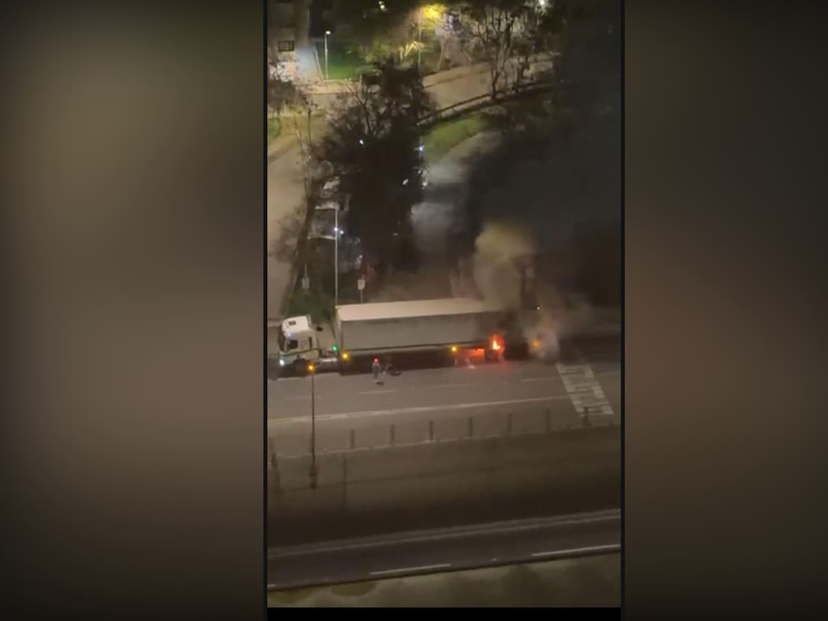 Explotó un neumático: camión se incendia frente al Metro Toesca tras presunto bloqueo de frenos