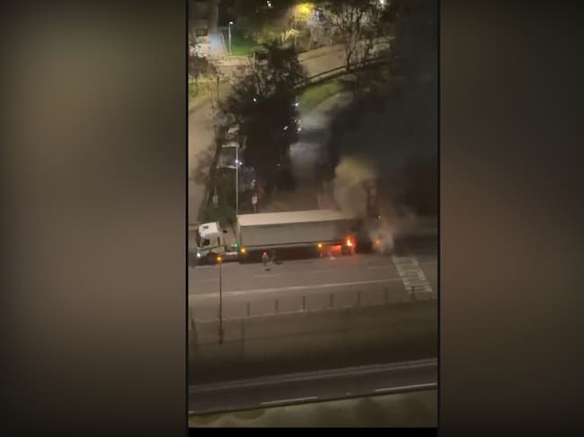 Camión se incendia frente al Metro Toesca