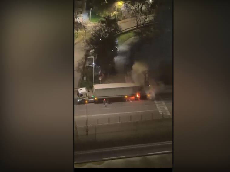 Camión se incendia frente al Metro Toesca