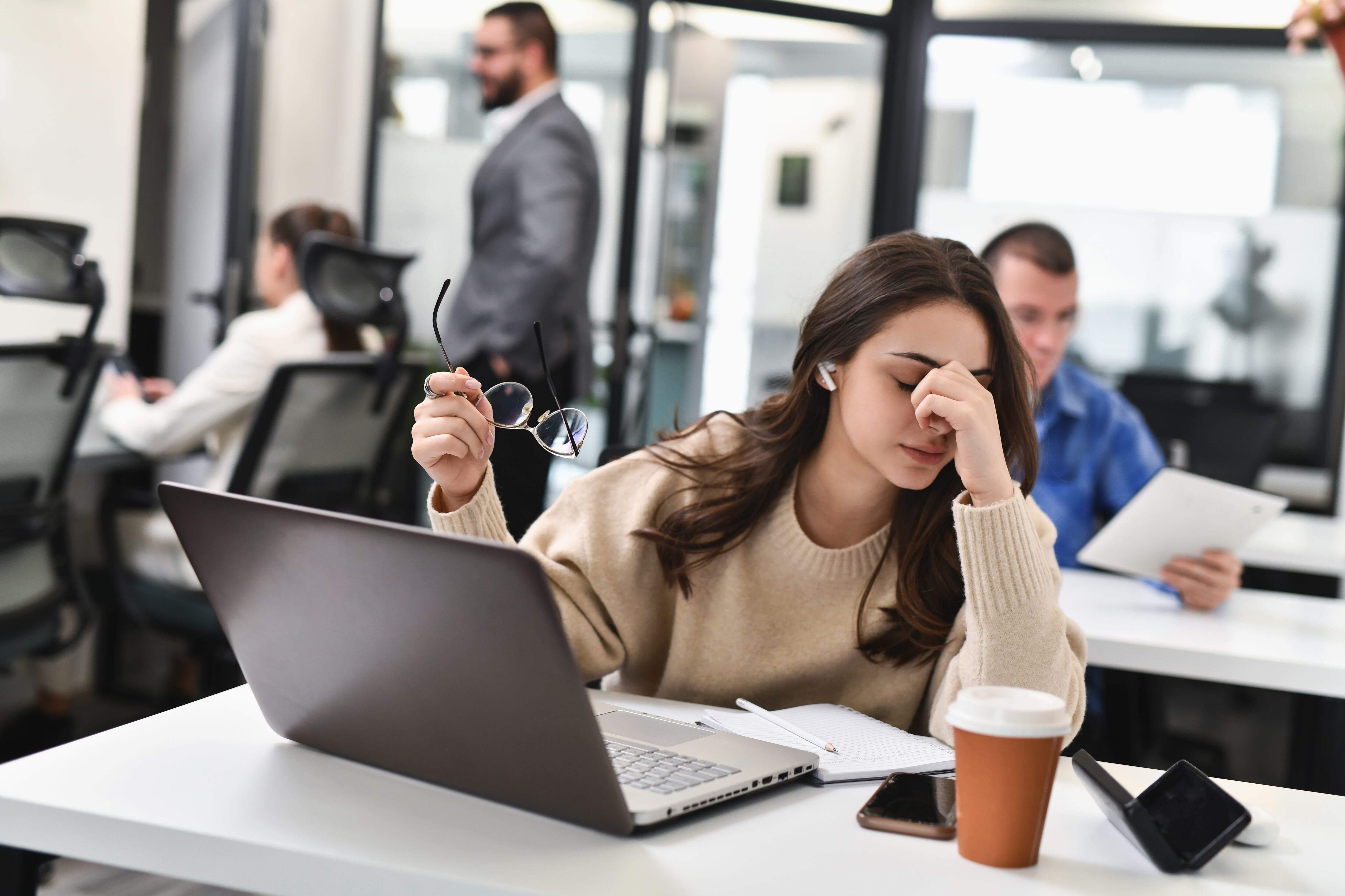 Cae la satisfacción laboral en Chile: solo el 44% de los trabajadores siente que prospera 