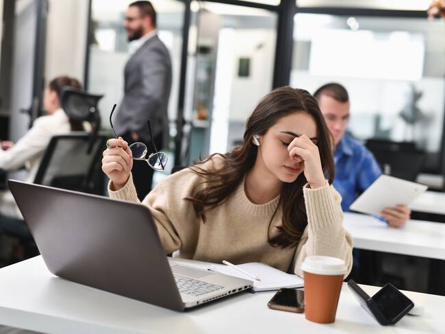 Cae la satisfacción laboral en Chile: solo el 44% de los trabajadores siente que prospera