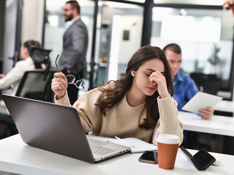 Cae la satisfacción laboral en Chile: solo el 44% de los trabajadores siente que prospera