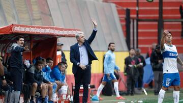 Denuncian a la UC por mal uso de tablet en su cuerpo técnico en el clásico ante Colo Colo