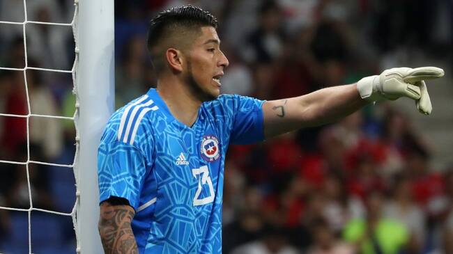 Brayan Cortés se ilusiona con ver a Claudio Bravo en el arco albo: "Como hincha me gustaría tenerlo en Colo Colo"