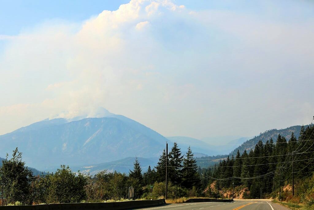 El fuego consume bosques en una montaña en Lytton