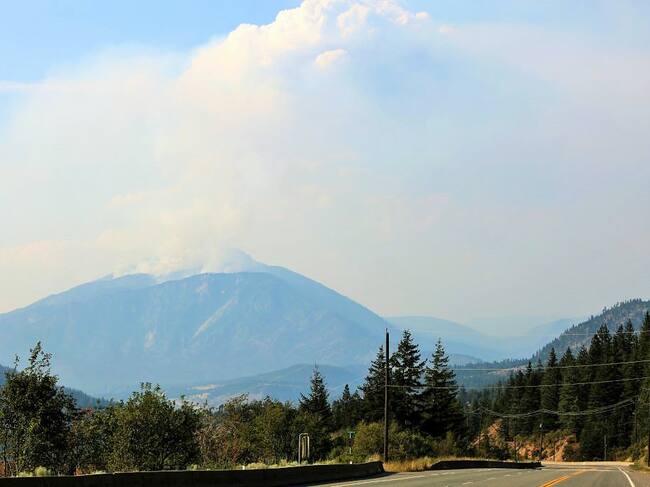 El fuego consume bosques en una montaña en Lytton