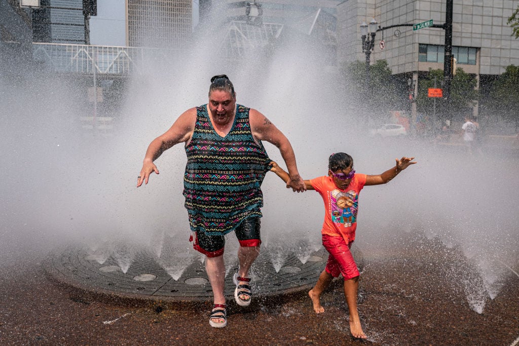 Personas eluden el calor extremo en juegos de agua en Portland