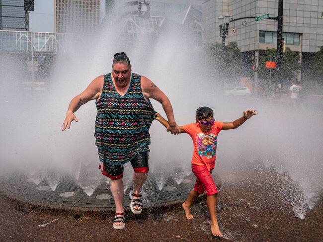 Personas eluden el calor extremo en juegos de agua en Portland