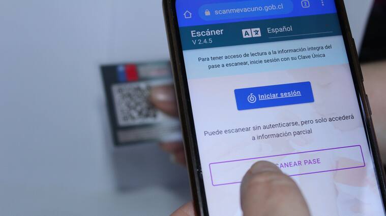 29 de Enero 2022/ CHILLAN.
Imágenes de contexto de pases de movilidad en el marco del bloqueo masivo que estos documentos recibirán ante la eventualidad de que sus portadores, personas mayores de 18 años no hayan recibido la dosis de refuerzo. Esta medida pretende que todas las personas que todavía no se han vacunado con la tercera dosis figuren como rezagados en el calendario de inmunización contra el coronavirus en Chile. Y que vayan a inocularse
FOTO: JOSÉ CAMPOS / AGENCIA UNO