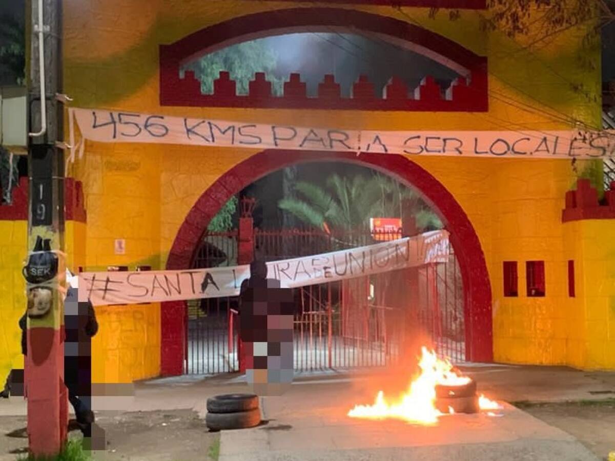 Barristas de Unión Española prenden fuego y rayan el Santa Laura en protesta contra la dirigencia