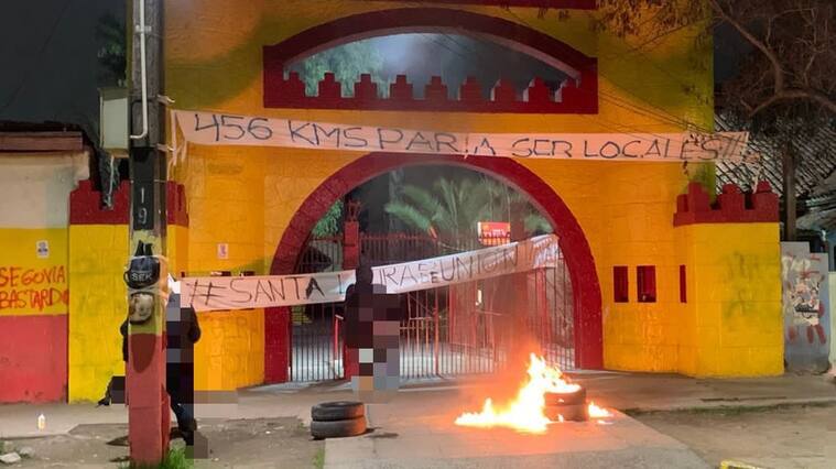 Barristas de Unión Española prenden fuego y rayan el Santa Laura en protesta contra la dirigencia