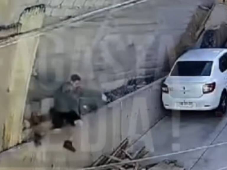 Se salvó de milagro: joven logra arrancar antes de ser aplastado por un muro en Antofagasta