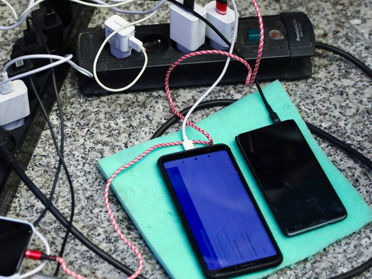 Diputados UDI presentan proyecto para que en Chile se implemente un cargador universal para celulares