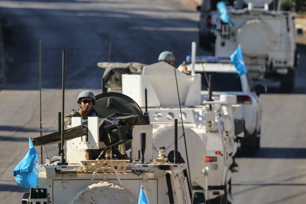Vehículos blindados de los cascos azules de las fuerzas de seguridad de la ONU avanzan por las rutas del Líbano