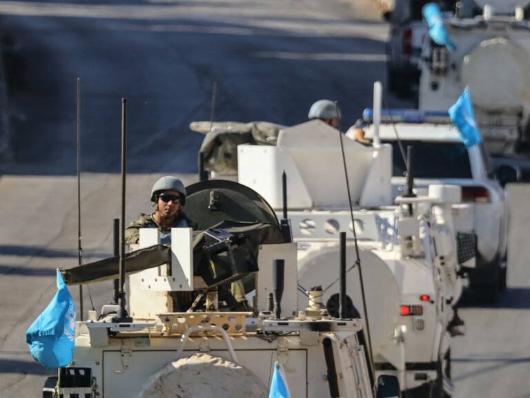 Vehículos blindados de los cascos azules de las fuerzas de seguridad de la ONU avanzan por las rutas del Líbano