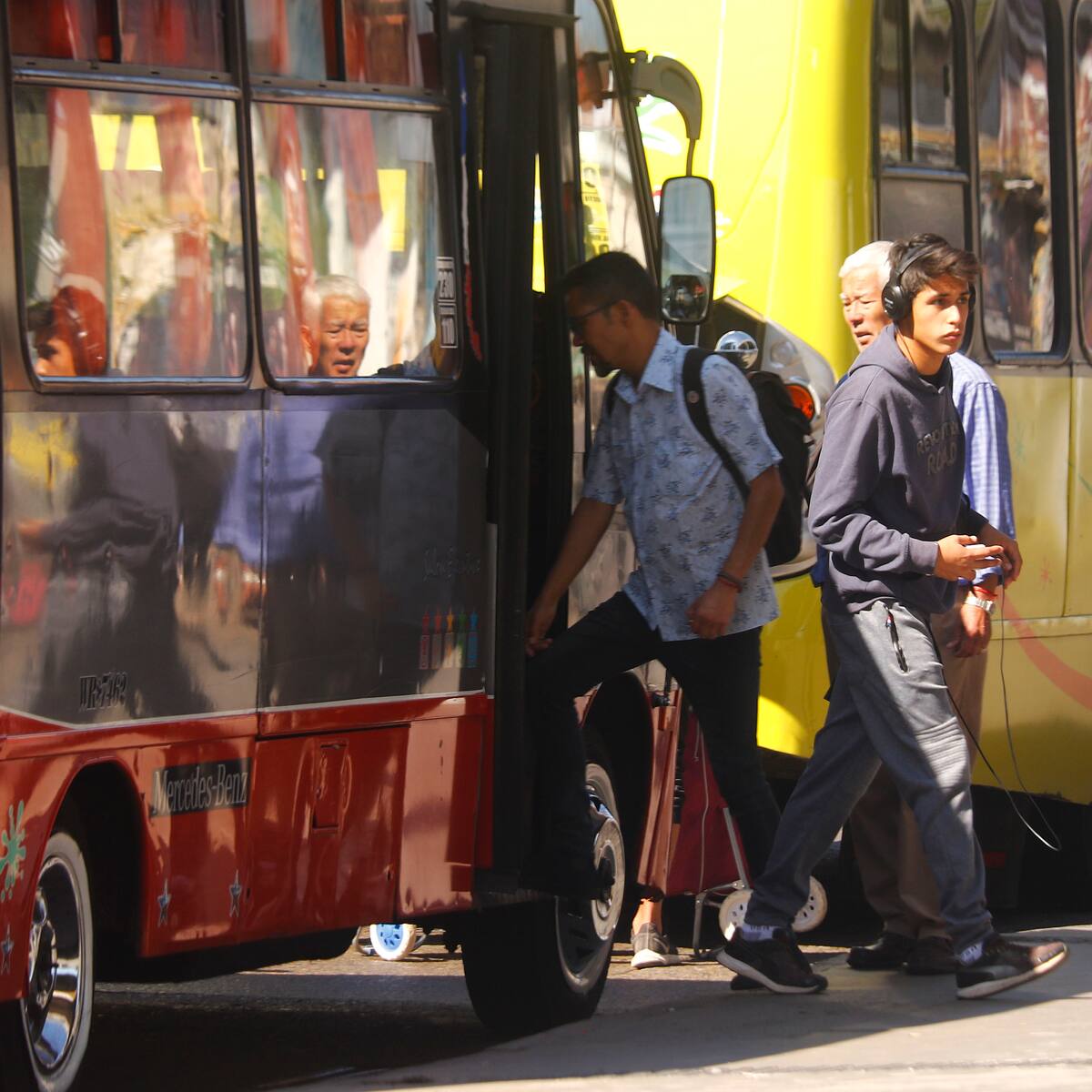 “Pasajeros mañana no hay micros”: la crisis que deja aislados a vecinos de diversas zonas de la Región Metropolitana