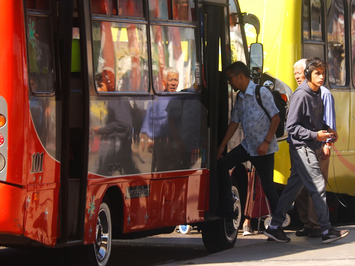 “Pasajeros mañana no hay micros”: la crisis que deja aislados a vecinos de diversas zonas de la Región Metropolitana