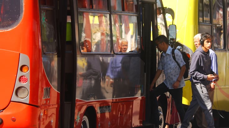 “Pasajeros mañana no hay micros”: la crisis que deja aislados a vecinos de diversas zonas de la Región Metropolitana