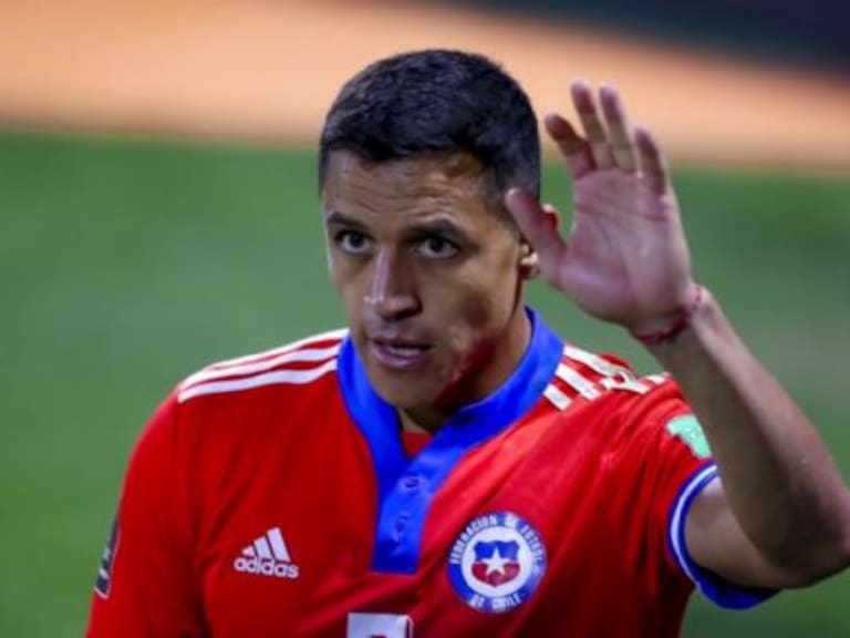 Alexis Sánchez también salió lesionado en un primer tiempo nefasto para la Roja ante Ecuador