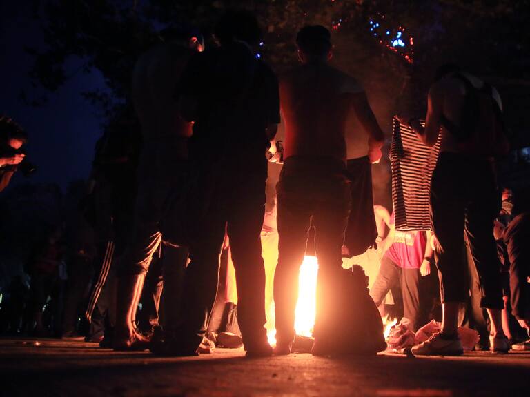 06 de marzo de 2020/SANTIAGO
Manifestantes secan sus ropas en una barricada, durante manifestaciones en el primer viernes de Marzo en el sector de Plaza Baquetazo.
FOTO: JOS FRANCISCO ZòIGA/AGENCIAUNO