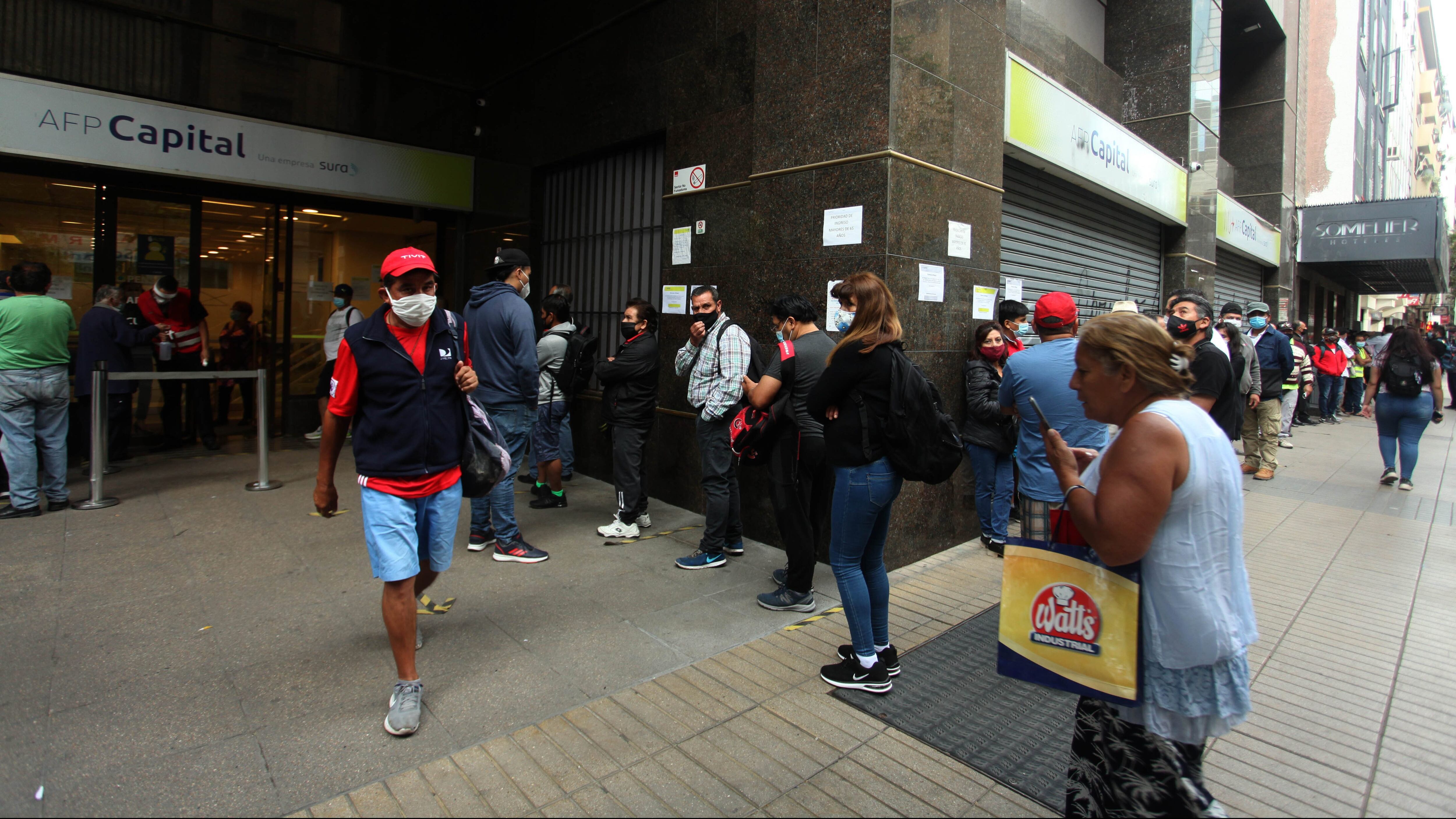 10 DE DICIEMBRE DE 2020/SANTIAGO
Personas realizan fila a las afueras de la AFP Capital para realizar el retiro del segundo 10%, en calle Miraflores, Santiago.
FOTO: AILEN DÍAZ/AGENCIAUNO
