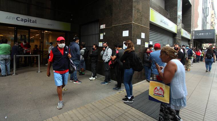 10 DE DICIEMBRE DE 2020/SANTIAGO
Personas realizan fila a las afueras de la AFP Capital para realizar el retiro del segundo 10%, en calle Miraflores, Santiago.
FOTO: AILEN DÍAZ/AGENCIAUNO