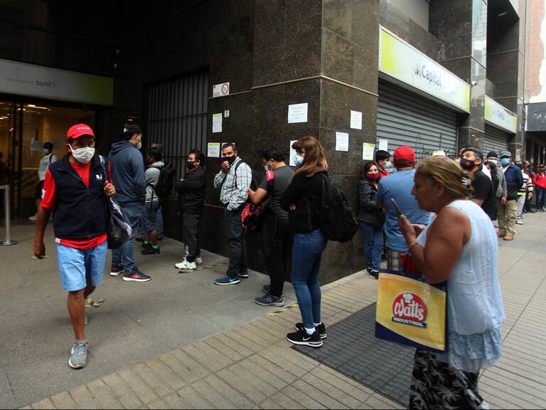10 DE DICIEMBRE DE 2020/SANTIAGO
Personas realizan fila a las afueras de la AFP Capital para realizar el retiro del segundo 10%, en calle Miraflores, Santiago.
FOTO: AILEN DÍAZ/AGENCIAUNO