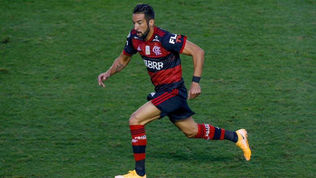 SANTOS, BRAZIL - AUGUST 30: Isla of Flamengo runs during a match between Santos and Flamengo as part of Brasileirao Series A 2020 at Vila Belmiro Stadium on August 30, 2020 in Santos, Brazil. (Photo by Miguel Schincariol/Getty Images)