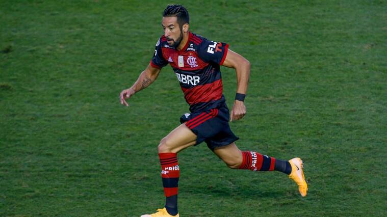 SANTOS, BRAZIL - AUGUST 30: Isla of Flamengo runs during a match between Santos and Flamengo as part of Brasileirao Series A 2020 at Vila Belmiro Stadium on August 30, 2020 in Santos, Brazil. (Photo by Miguel Schincariol/Getty Images)