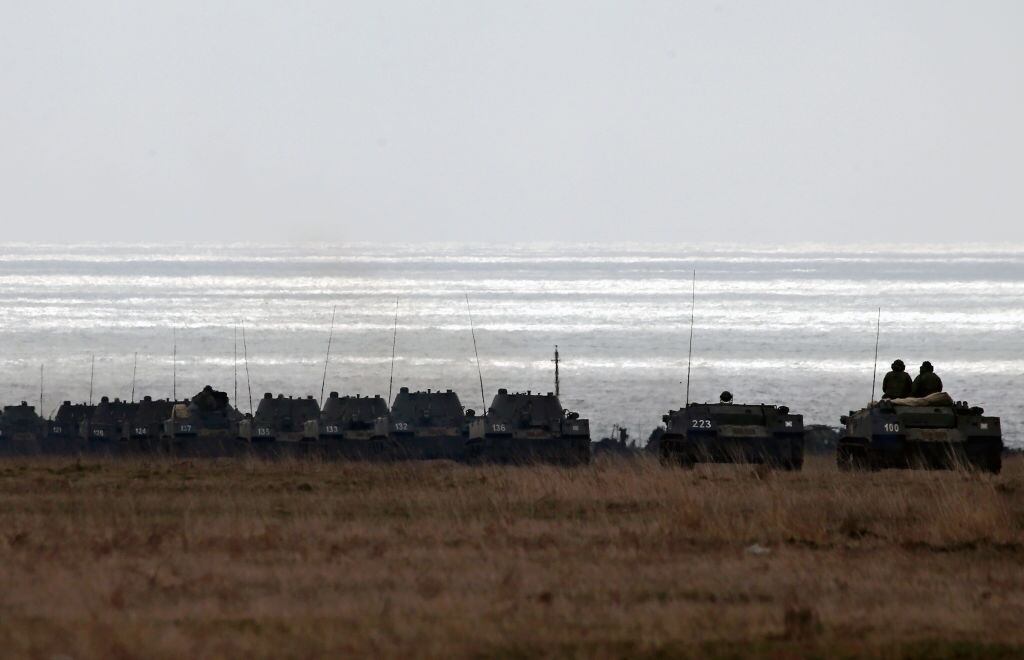 Tanques rusos realizan un ejercicio militar en la zona de Crimea
